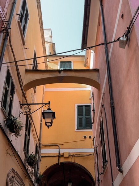 Borghi in Liguria da visitare: il centro storico di Laigueglia